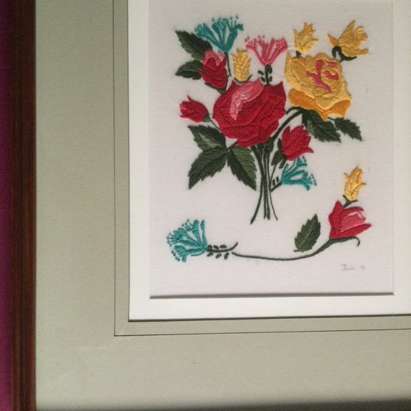 Vintage Needlework art Embroidery Needlepoint flowers in wood frame signed - Picture 6 of 10